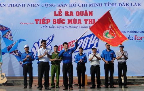 Đồng chí Bùi Quang Huy trao cờ cho Ban chỉ huy chương trình “Tiếp sức mùa thi” tỉnh Đắk Lắk năm 2014